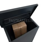 Z6 - Paciņu un paku kaste tuvplānā, ar atvērtu iemešanas nodalījuma nosegvāku saņemtās sūtījuma kastītes ielikšanai pasta kastē.