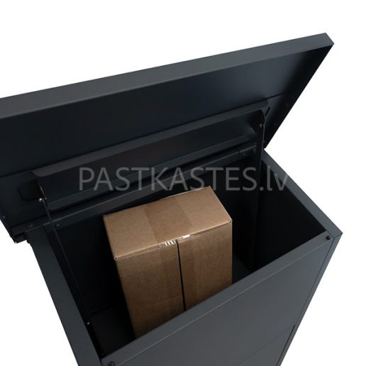Z6 - Paciņu un paku kaste tuvplānā, ar atvērtu iemešanas nodalījuma nosegvāku saņemtās sūtījuma kastītes ielikšanai pasta kastē.