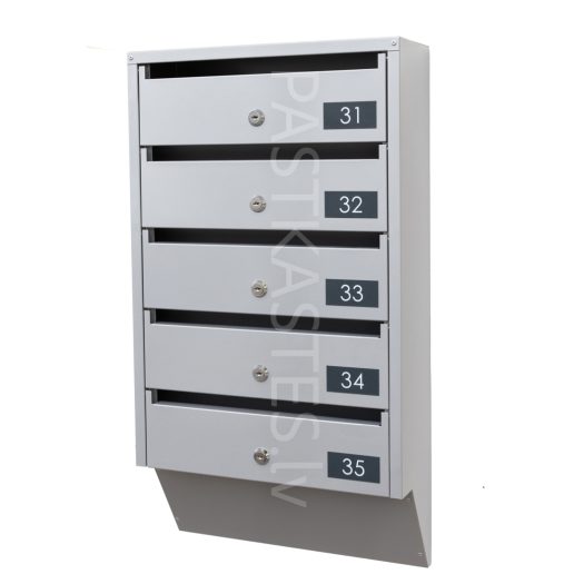 PD935v4 Gaiši pelēka metāla pastkaste ar antracīta krāsas numerācijas plāksnītēm no Nr. 31 līdz Nr. 35 uz balta fona, paredzēta likšanai kāpņu telpās