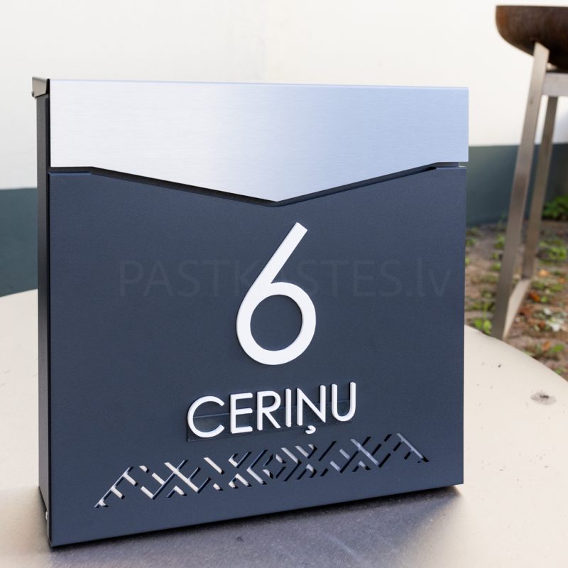 Smilšu antracīta krāsas āra pastkastīte mājai LB51 R3 NPD ar nerūsējoša tērauda vāciņu un dekoratīvu seno zīmju rakstu, ar piestiprinātu Ceriņu ielas adreses plāksnīti