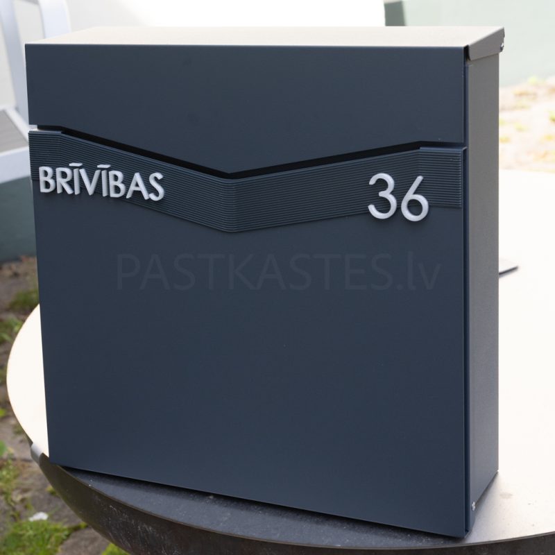 Smilšu antracīta krāsas āra pastkastīte mājai LB51 ar piestiprinātu Brīvības ielas 36 adreses plāksnīti