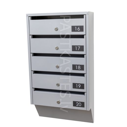 PD935v4 Gaiši pelēka metāla pastkaste ar melnas krāsas numerācijas plāksnītēm no Nr. 16 līdz Nr. 20 uz balta fona, paredzēta likšanai kāpņu telpās
