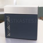 Smilšu antracīta krāsas āra pastkastīte mājai LB52 R4 NPD ar nerūsējoša tērauda nosegvāciņu un dekoratīvu līniju rakstu pastkastes priekšpusē, skats no priekšpuses