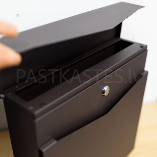 Āra pastkastīte mājai LB51, RAL 8019 Smilšu brūnā krāsā ar paceltu nosegvāciņu korespondences iemešanai un pastkastes atslēgšanai
