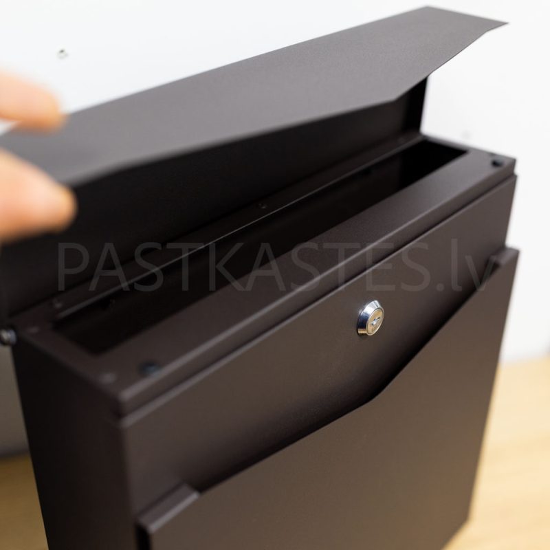 Āra pastkastīte mājai LB51, RAL 8019 Smilšu brūnā krāsā ar paceltu nosegvāciņu korespondences iemešanai un pastkastes atslēgšanai