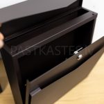 Āra pastkastīte mājai LB51, RAL 8019 Smilšu brūnā krāsā ar paceltu nosegvāciņu un nedaudz pavērtu priekšējo vāku Āra pastkastīte mājai LB51, RAL 8019 Smilšu brūnā krāsā ar paceltu nosegvāciņu un nedaudz pavērtu priekšējo vāku korespondences izņemšanai.