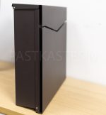 Āra pastkastīte mājai LB51, RAL 8019 Smilšu brūnā krāsā. Āra pastkastīte mājai LB51, RAL 8019 Smilšu brūnā krāsā. Skats no malas, ar redzamu dubulto priekšu.