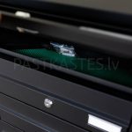 PD91_A sērijas ārtelpu sekciju pastkastes komplektējas ar 3D restīti aizsardzībai pret kondensātu, un skrūvju un dībeļu komplektu - pastkastes montāžai pie sienas. Smilšu Melna pastkaste